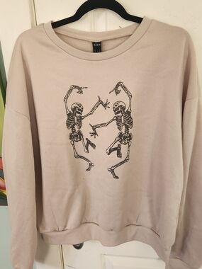 SHEIN Beige Crewneck Sweatshirt with Black Skeleton Print